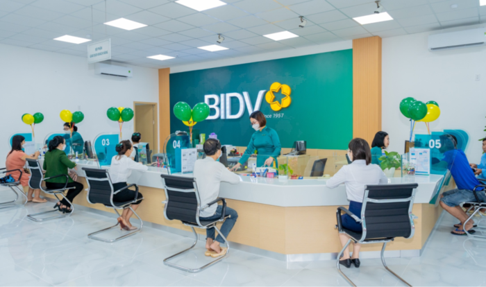 Bạn có thể tới điểm giao dịch của ngân hàng để thanh toán tiền điện